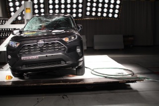 Últimos resultados do Latin NCAP: Rav 4 conquista com cinco estrelas, enquanto Kangoo obtém resultado fraco de três estrelas  — 1