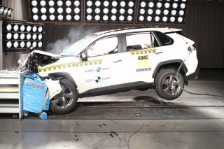 Últimos resultados do Latin NCAP: Rav 4 conquista com cinco estrelas, enquanto Kangoo obtém resultado fraco de três estrelas  — 2