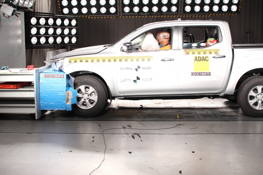 Nissan Frontier / NP300 Navara (double cabs) + 2 Airbags — 1