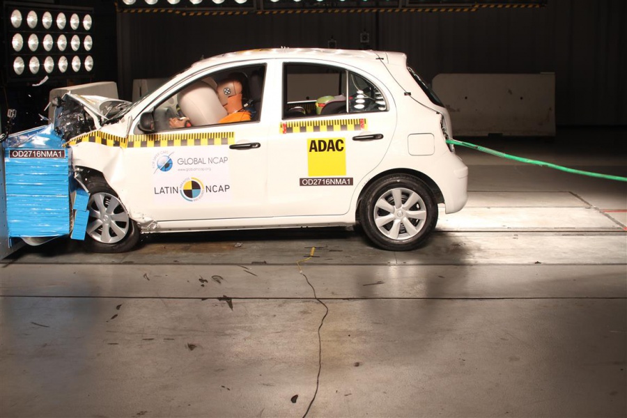 Nissan March + 2 Airbags — 1