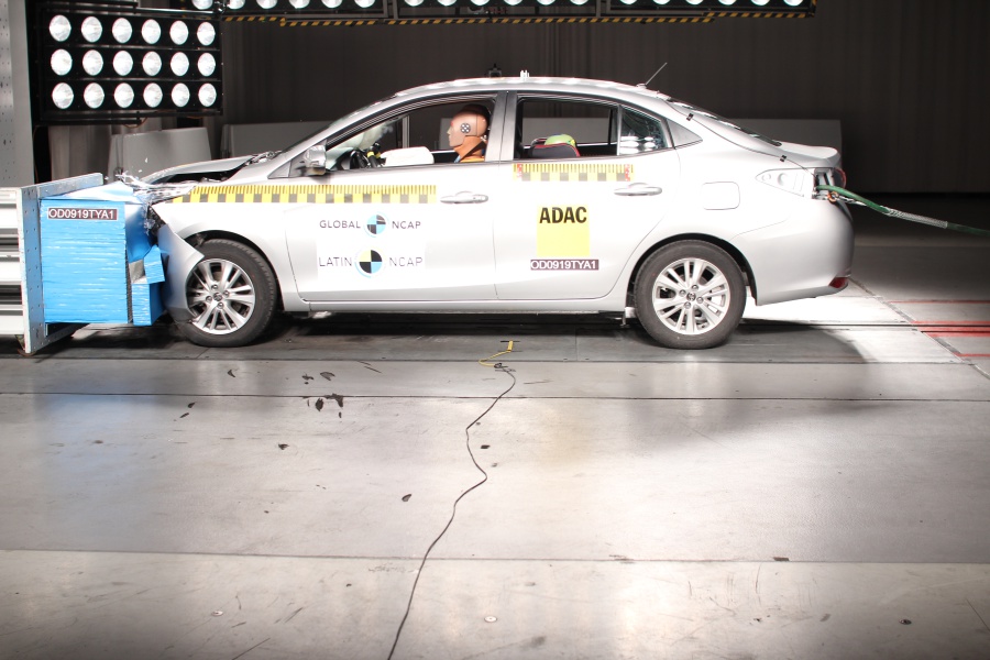 Toyota Yaris + 2 Airbags — 1