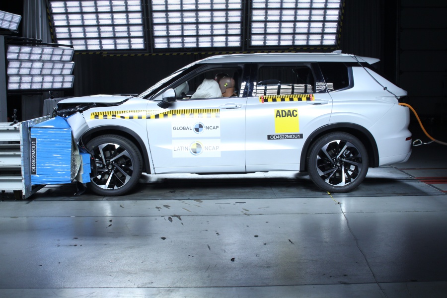 Mitsubishi Outlander + 7 Airbags — 1